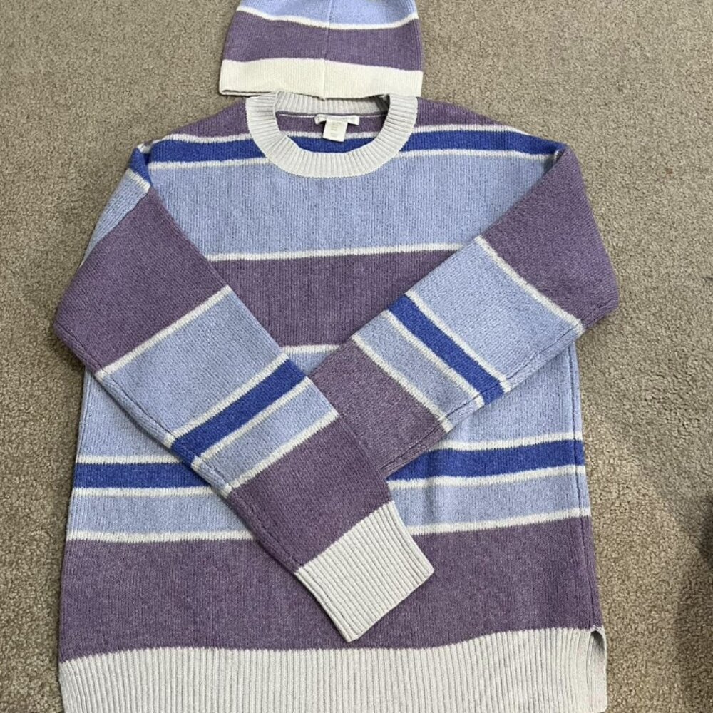 Medium oversized purple blue striped sweater with beanie